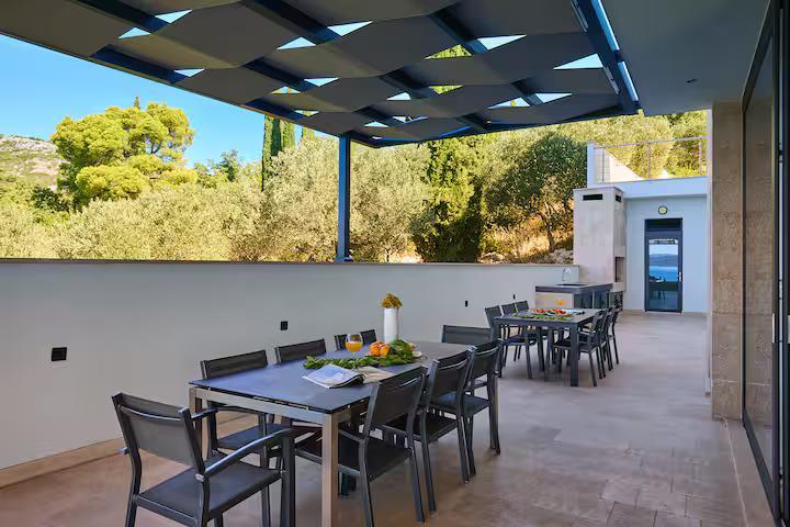 6 Bedroom Seafront Villa with Pool near Slano, Sleeps 12-14