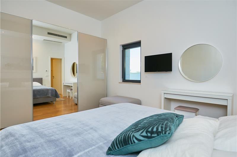 6 Bedroom Seafront Villa with Pool near Slano, Sleeps 12-14