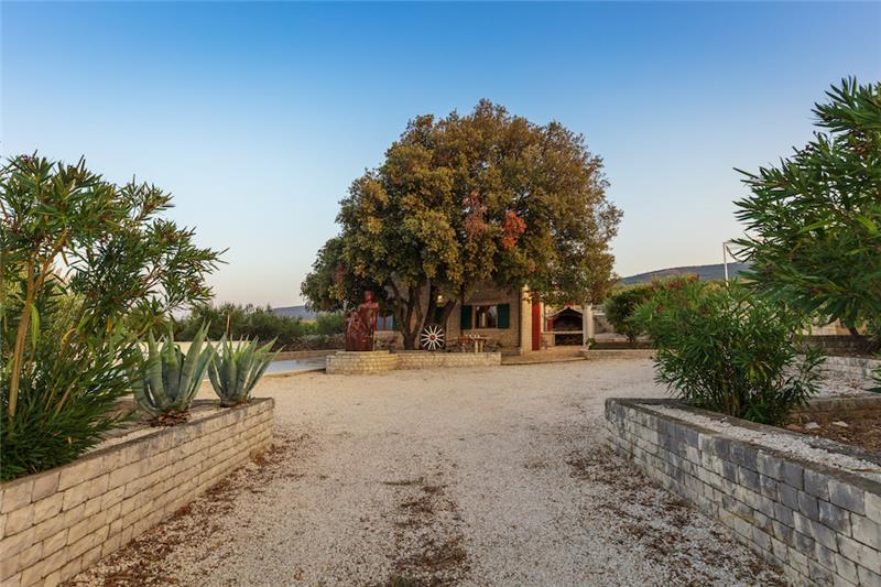 Villa in Pucisca, photograph 17