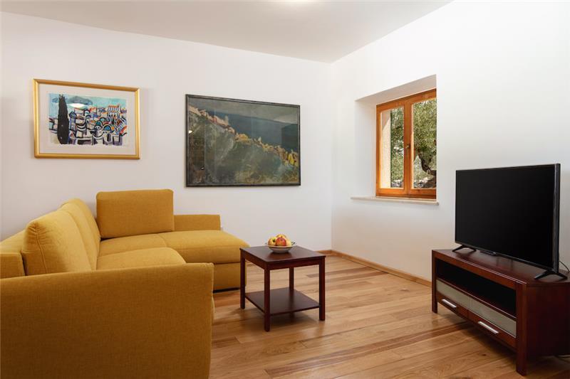 Villa in Pucisca, photograph 5