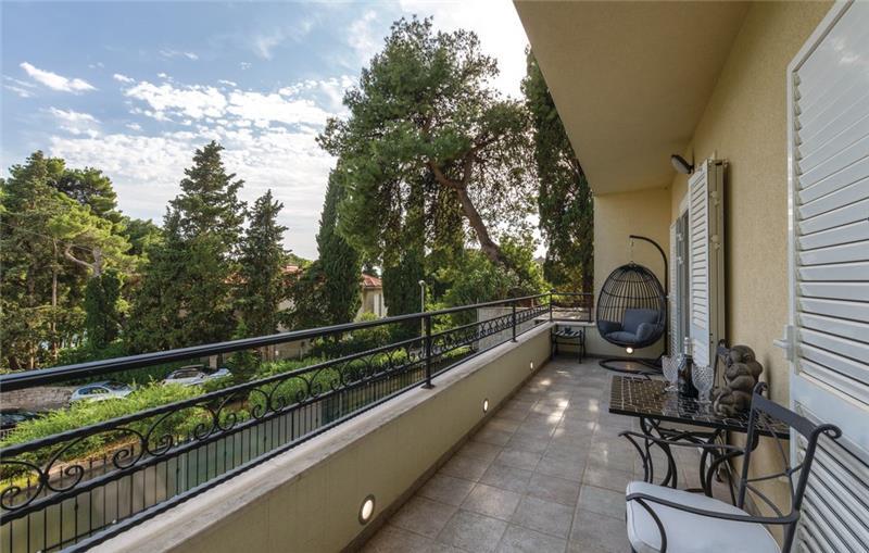 Beachfront villa in Split, photograph 7