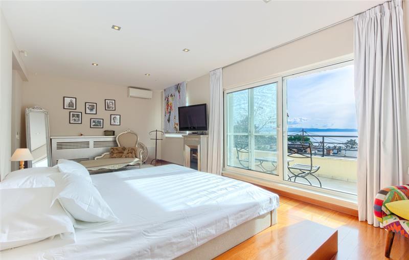 Beachfront villa in Split, photograph 23