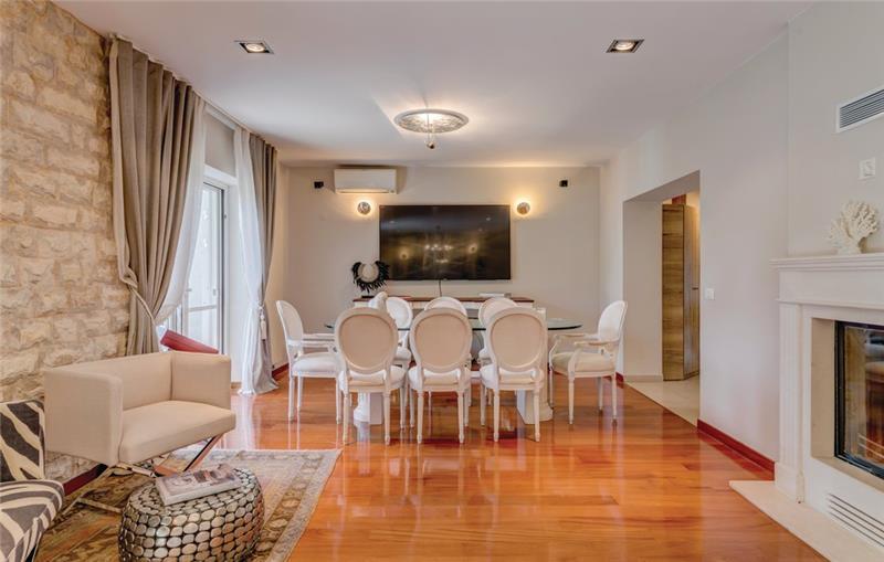 Beachfront villa in Split, photograph 12