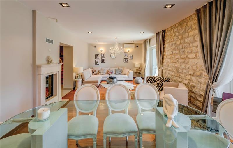 Beachfront villa in Split, photograph 11