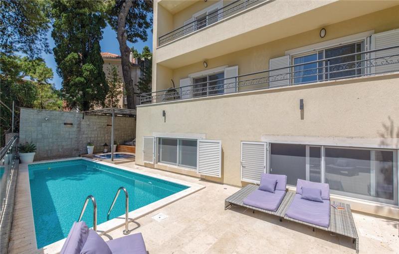 Beachfront villa in Split, photograph 1