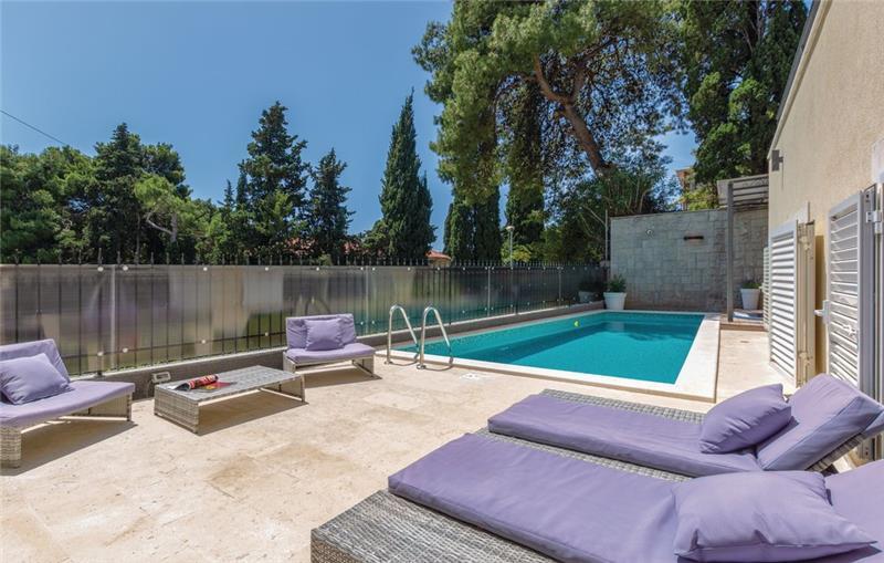Beachfront villa in Split, photograph 2