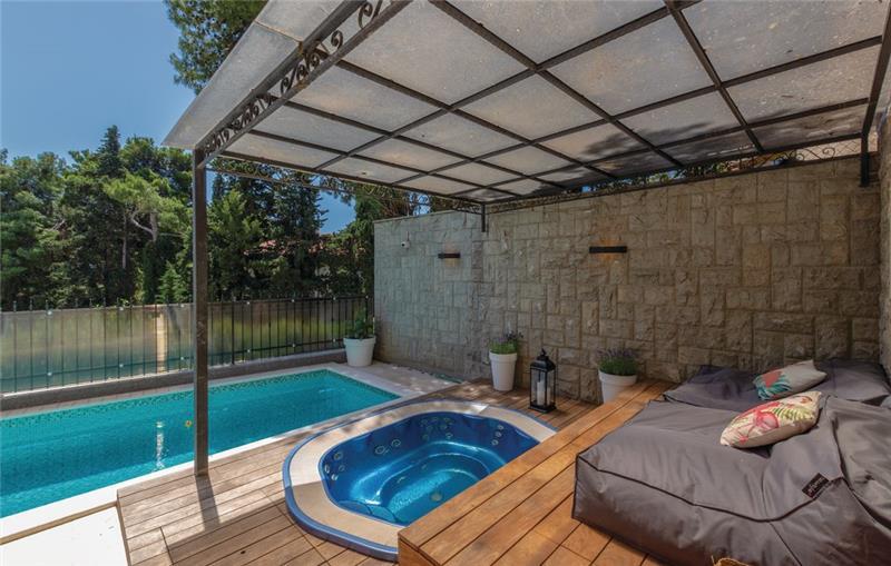 Beachfront villa in Split, photograph 6