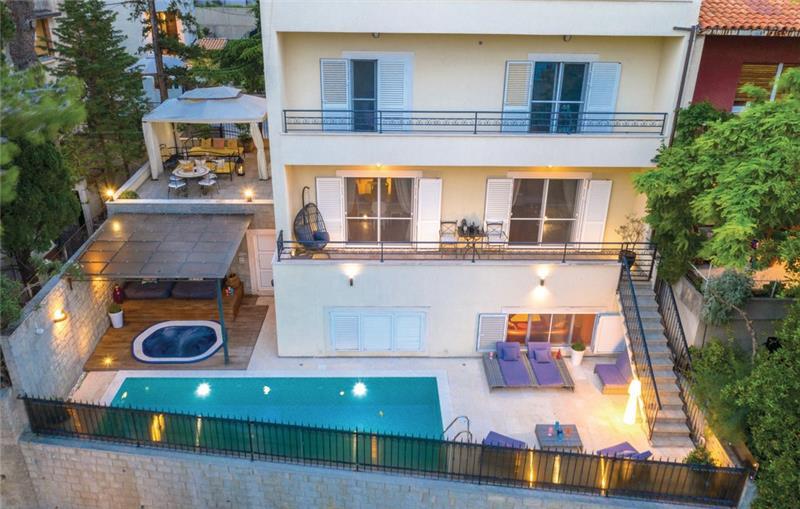 Beachfront villa in Split, photograph 4