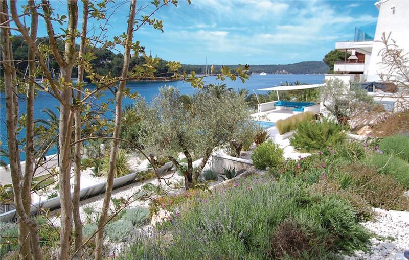 Sea-view villa in Milna, photograph 11
