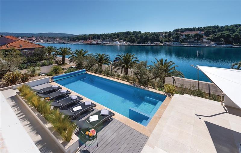 Sea-view villa in Milna, photograph 1