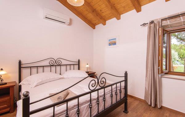 3 Bedroom Beachfront Villa with Pool near Viganj, Peljesac, Sleeps 6