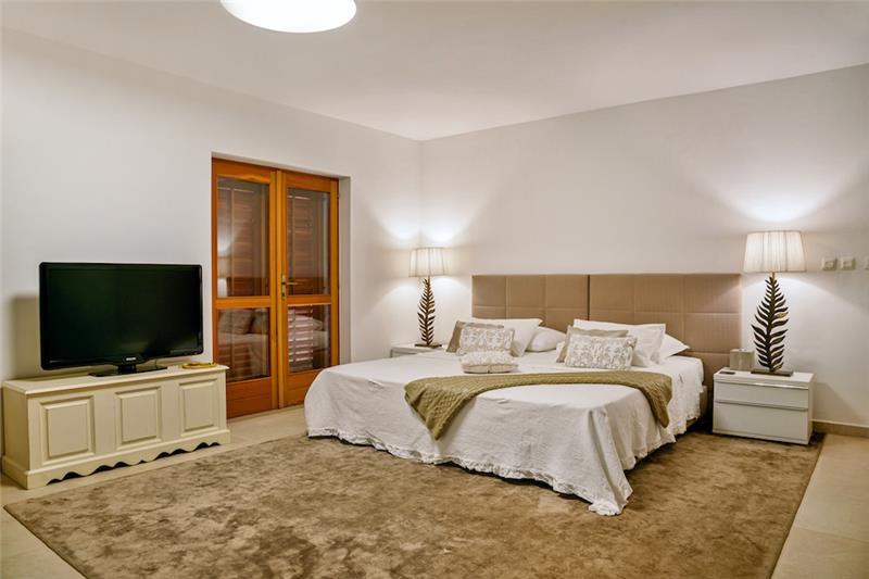 Beachfront villa in Selca, photograph 26