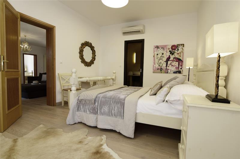 Beachfront villa in Selca, photograph 18