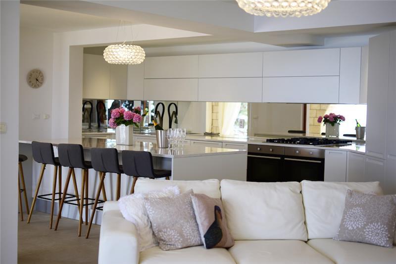 Beachfront villa in Selca, photograph 15