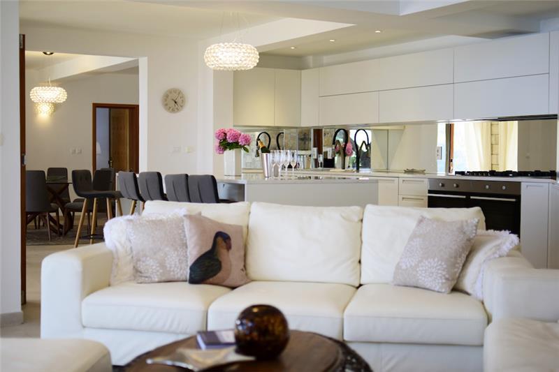 Beachfront villa in Selca, photograph 16