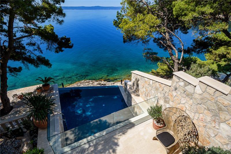 Beachfront villa in Selca, photograph 1