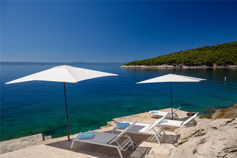 Beachfront villa in Selca, photograph 2
