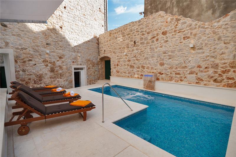 Sea-view villa in Bol, photograph 1