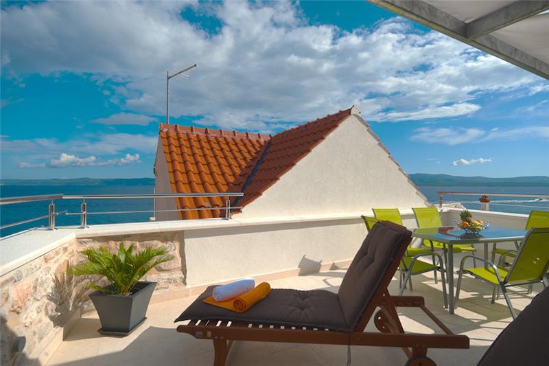 Sea-view villa in Bol, photograph 2