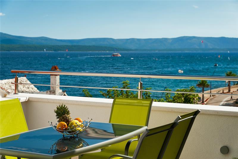 Sea-view villa in Bol, photograph 3