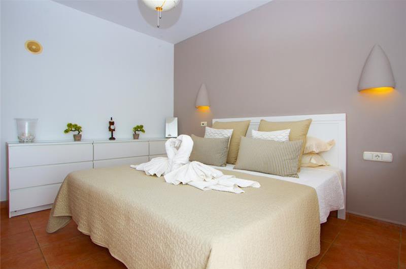 4 Bedroom Villa with Pool in Playa Blanca, Sleeps 8