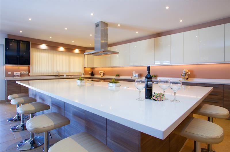 4 Bedroom Villa with Pool in Playa Blanca, Sleeps 8