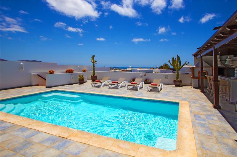 4 Bedroom Villa with Pool in Playa Blanca, Sleeps 8
