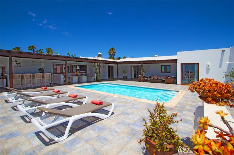 Sea-view villa in Lanzarote, photograph 3