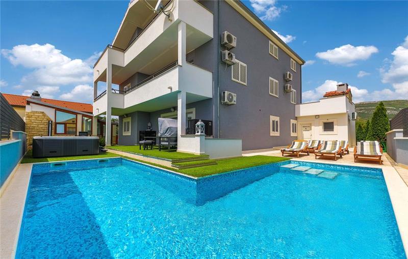 9 Bedroom Villa with Heated Pool, Jacuzzi and Sauna near Trogir, Sleeps 17-18 