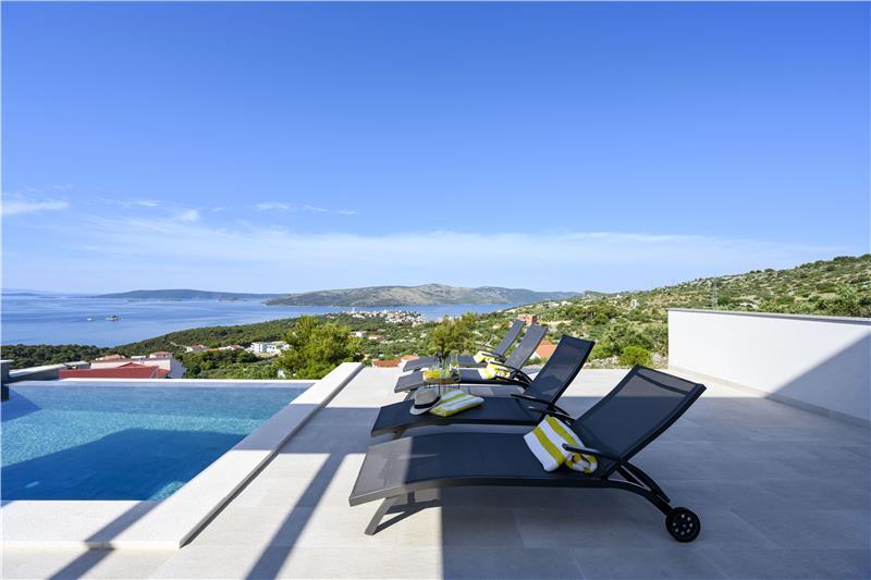 Sea-view villa in Seget Donji, photograph 8