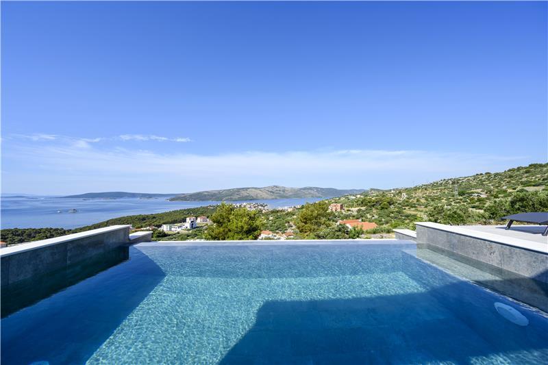 Sea-view villa in Seget Donji, photograph 3