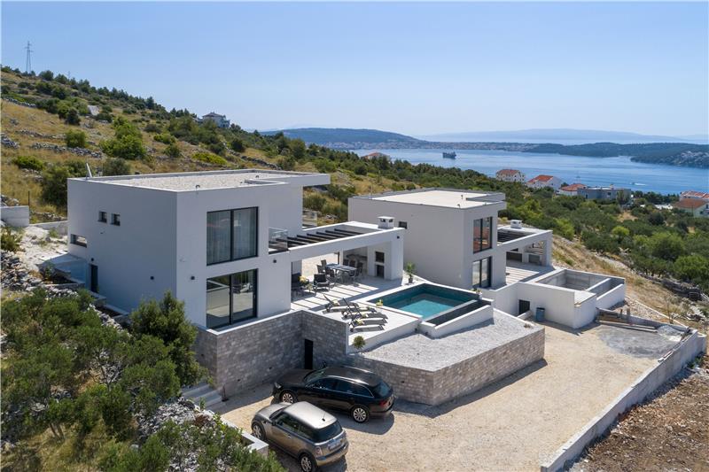 Sea-view villa in Seget Donji, photograph 2