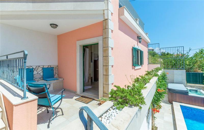 3 Bedroom villa with Pool, Jacuzzi and Sea Views in Omis, Sleeps 6
