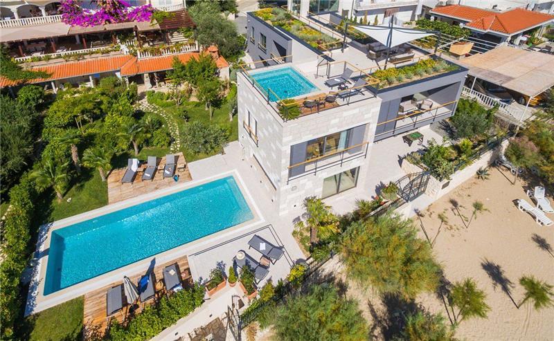 Beachfront villa in Omis, photograph 2