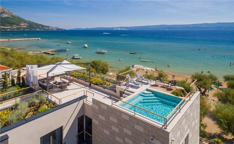 Beachfront villa in Omis, photograph 24