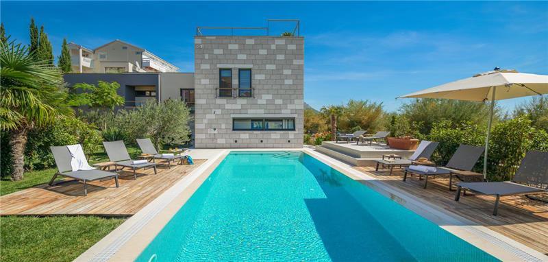 Beachfront villa in Omis, photograph 3