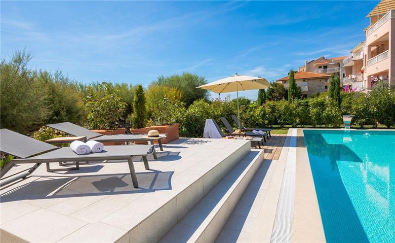 Beachfront villa in Omis, photograph 16