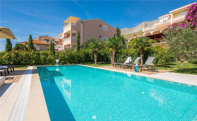 Beachfront villa in Omis, photograph 19