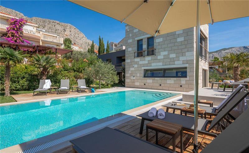 Beachfront villa in Omis, photograph 18