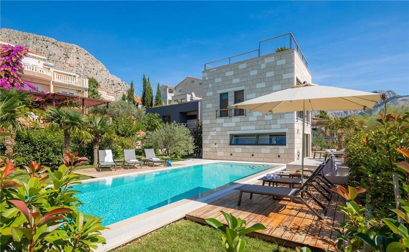 Beachfront villa in Omis, photograph 17