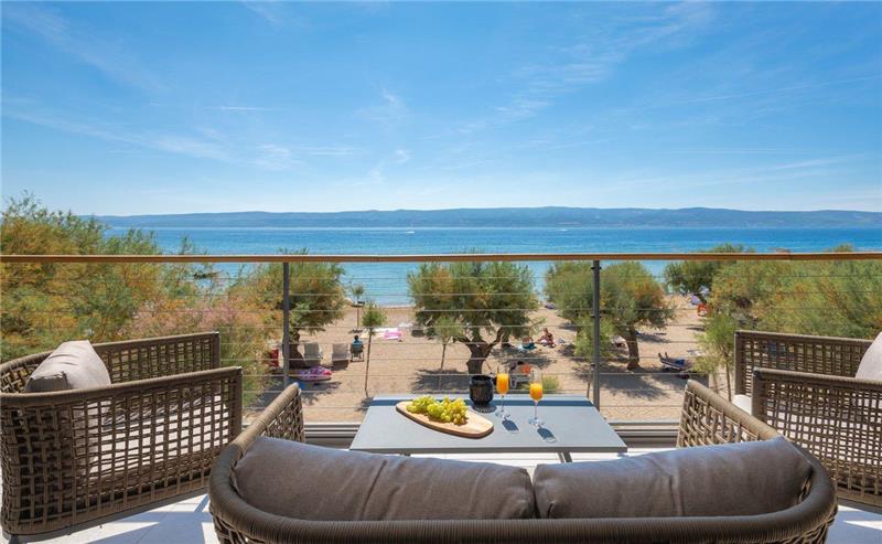 Beachfront villa in Omis, photograph 13