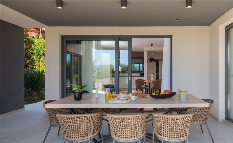 Beachfront villa in Omis, photograph 22