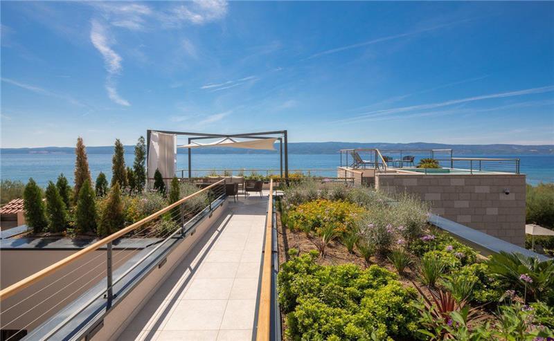 Beachfront villa in Omis, photograph 4