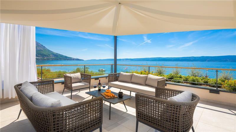 Beachfront villa in Omis, photograph 5