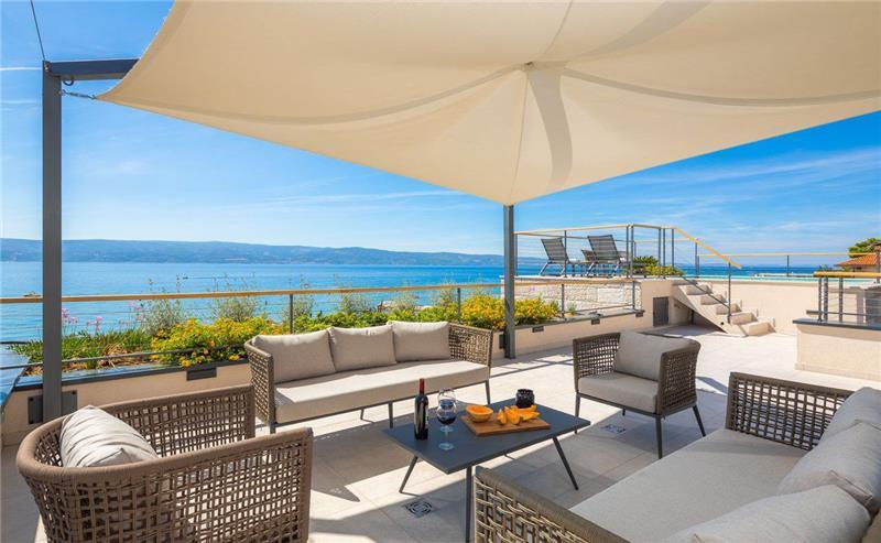 Beachfront villa in Omis, photograph 10