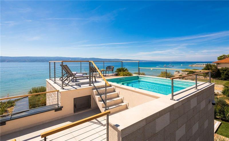 Beachfront villa in Omis, photograph 6