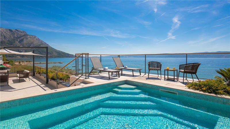 Beachfront villa in Omis, photograph 7