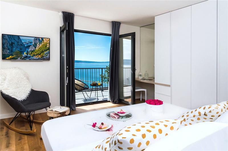 Sea-view villa in Omis, photograph 21