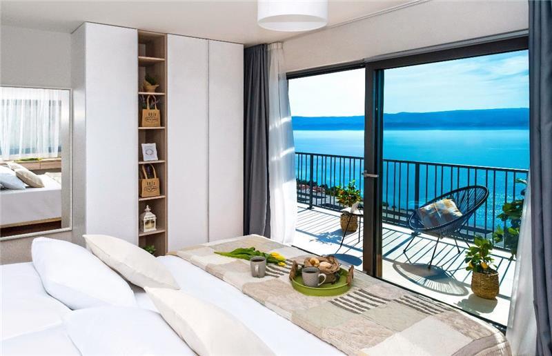 Sea-view villa in Omis, photograph 18