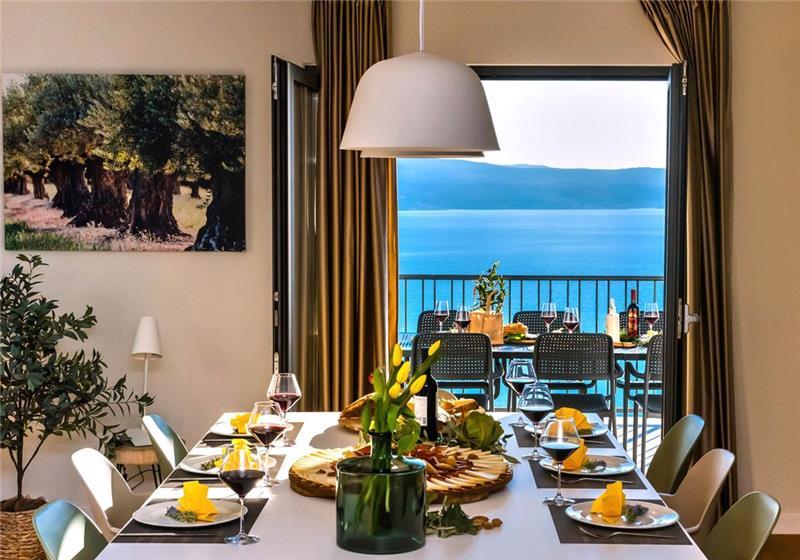 Sea-view villa in Omis, photograph 12